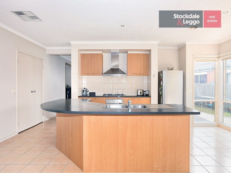17 Regency Road, Roxburgh Park VIC 3064