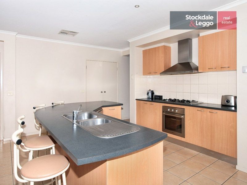 17 Regency Road, Roxburgh Park VIC 3064