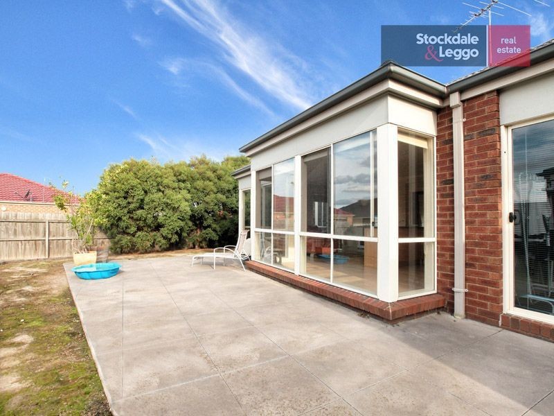 17 Regency Road, Roxburgh Park VIC 3064
