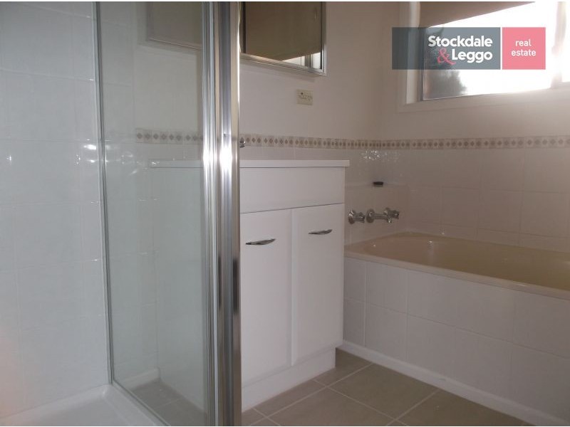 2 Cosdown Close, Gladstone Park VIC 3043