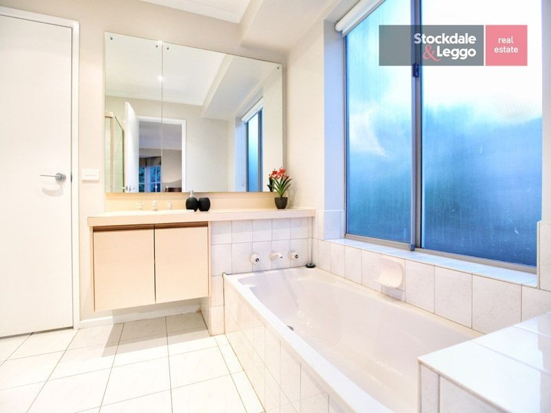 11 Davidson Court, Attwood VIC 3049