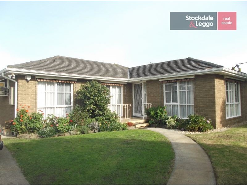 31 Aylesbury Crescent, Gladstone Park VIC 3043