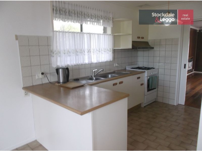 31 Aylesbury Crescent, Gladstone Park VIC 3043