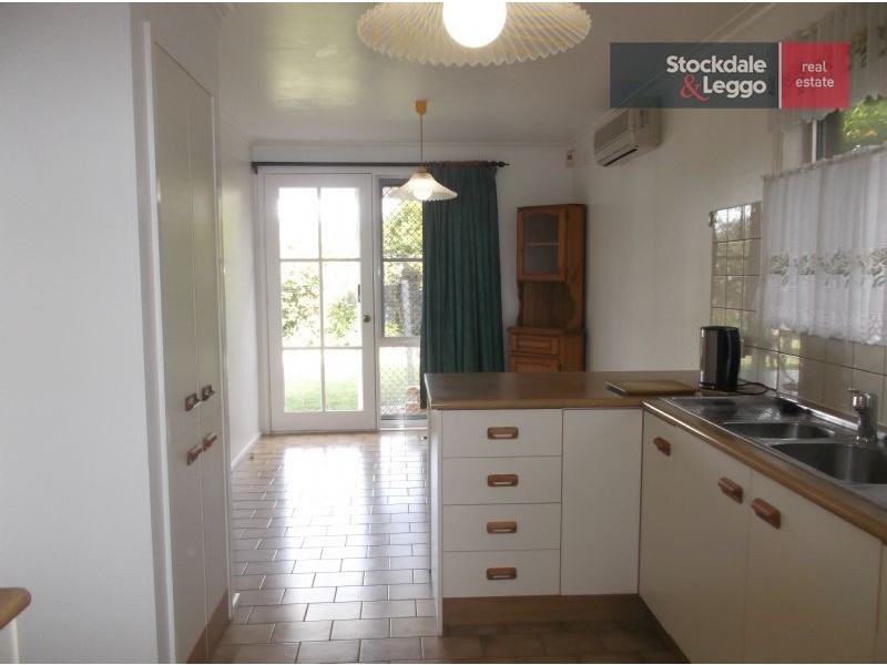 31 Aylesbury Crescent, Gladstone Park VIC 3043