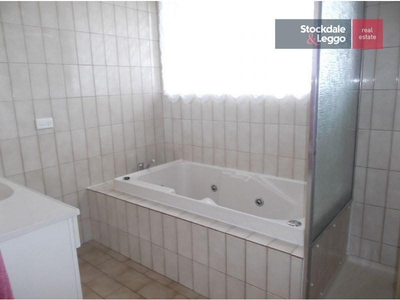 31 Aylesbury Crescent, Gladstone Park VIC 3043