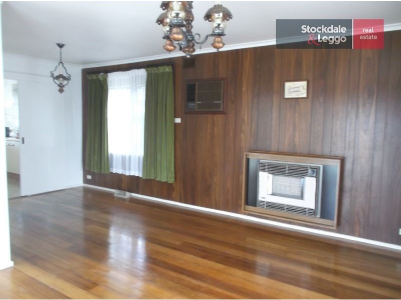 31 Aylesbury Crescent, Gladstone Park VIC 3043