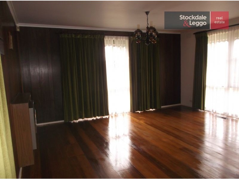 31 Aylesbury Crescent, Gladstone Park VIC 3043