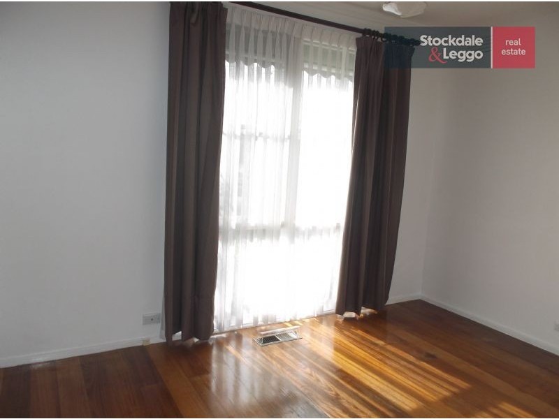 31 Aylesbury Crescent, Gladstone Park VIC 3043