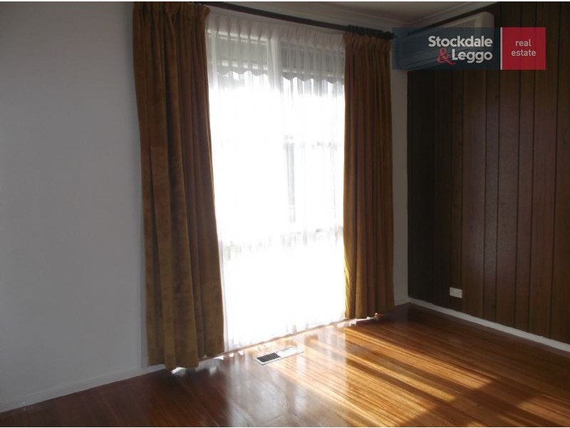31 Aylesbury Crescent, Gladstone Park VIC 3043