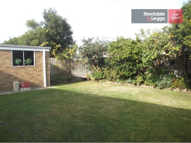 31 Aylesbury Crescent, Gladstone Park VIC 3043