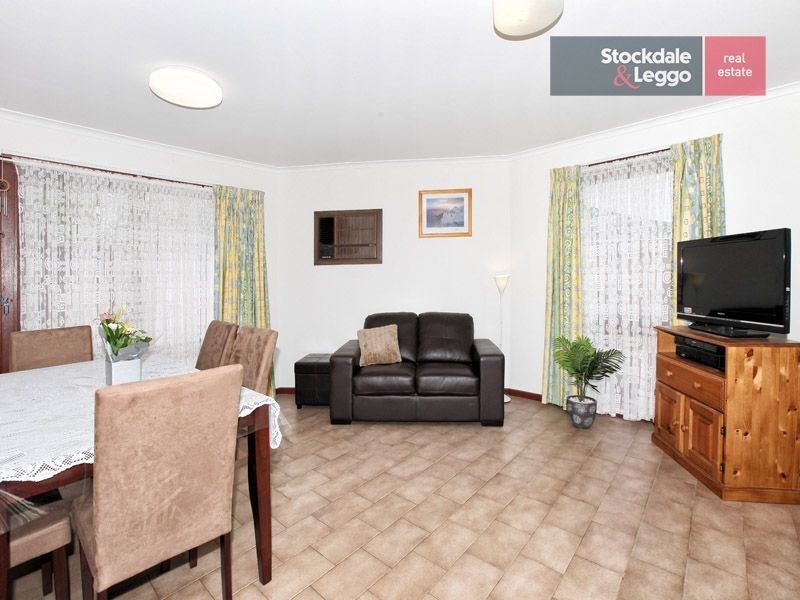16 Snaefell Crescent, Gladstone Park VIC 3043