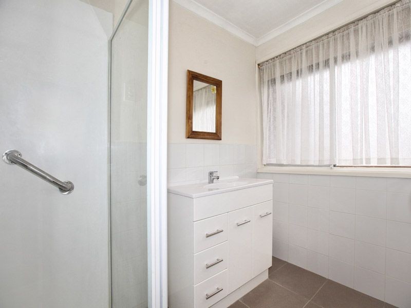 16 Snaefell Crescent, Gladstone Park VIC 3043