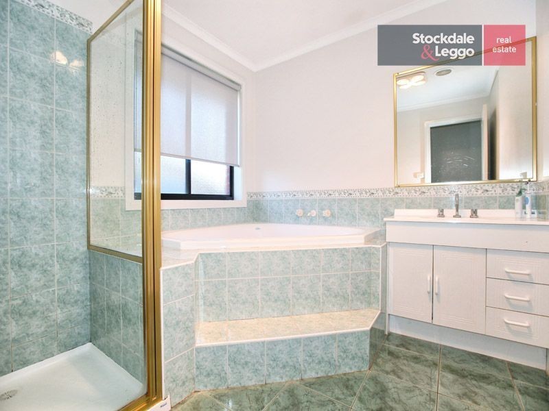 4 McConnell Crescent, Roxburgh Park VIC 3064