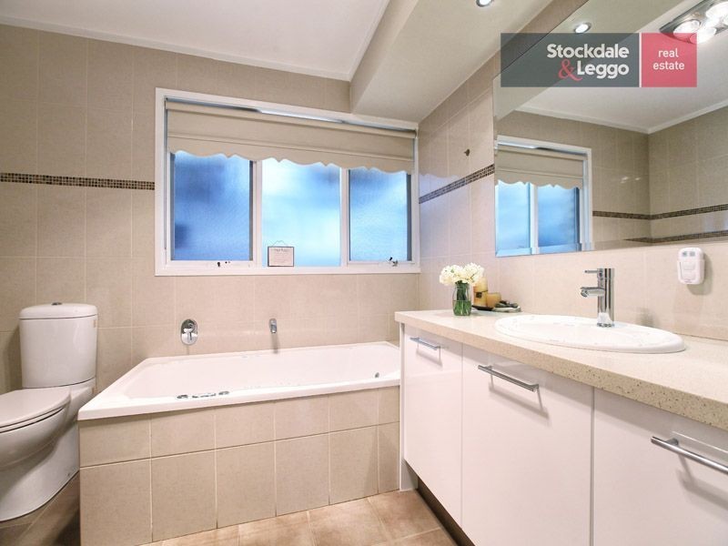 18 Hillcrest Drive, Westmeadows VIC 3049