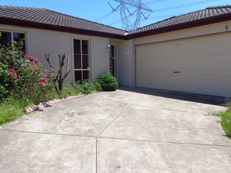 11 Wintle Cl, Roxburgh Park VIC 3064