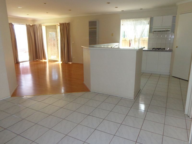 11 Wintle Cl, Roxburgh Park VIC 3064