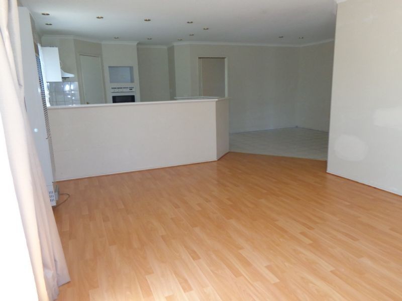 11 Wintle Cl, Roxburgh Park VIC 3064