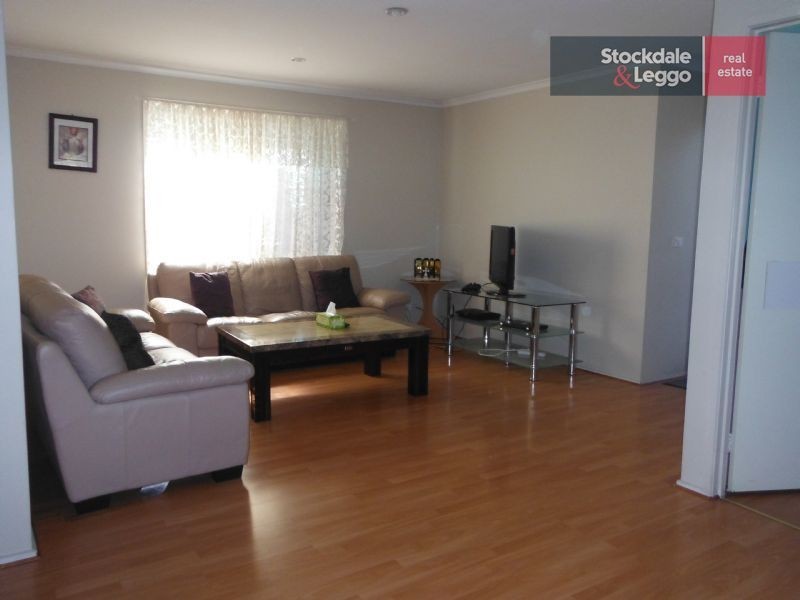 11 Wintle Cl, Roxburgh Park VIC 3064