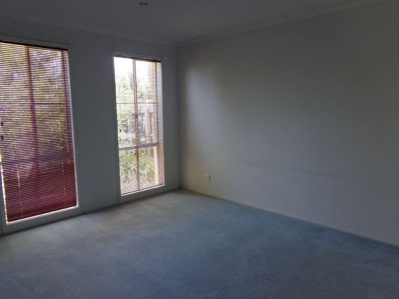 11 Wintle Cl, Roxburgh Park VIC 3064