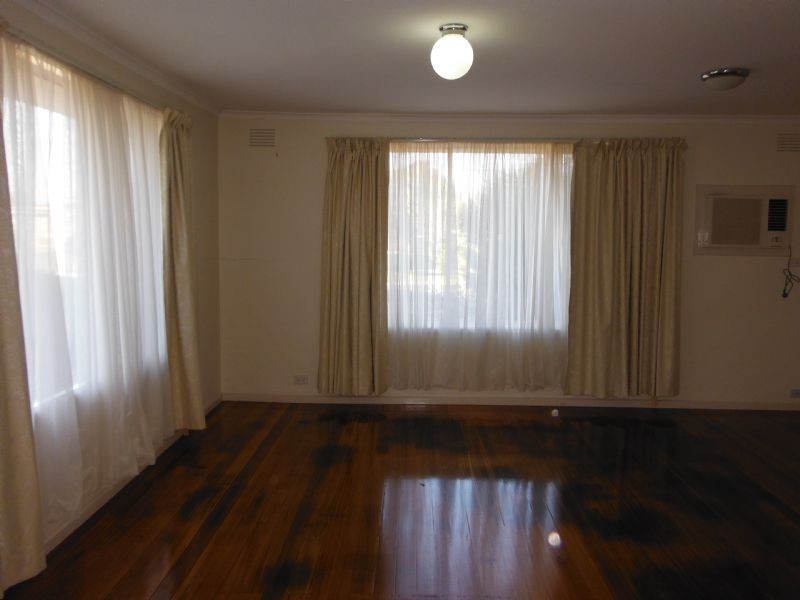 15 Wolverton Dr, Gladstone Park VIC 3043