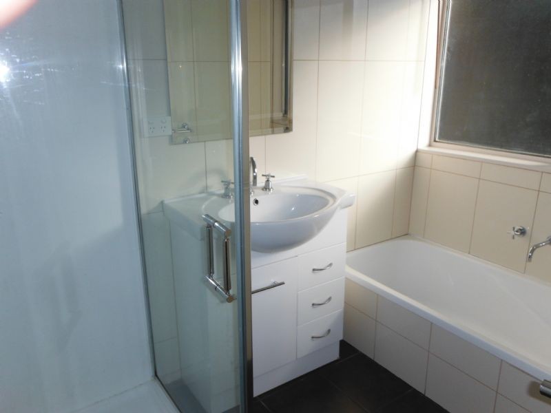 15 Wolverton Dr, Gladstone Park VIC 3043