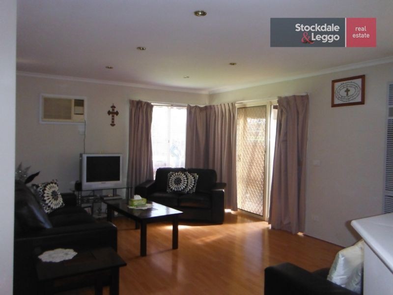 11 Wintle Cl, Roxburgh Park VIC 3064