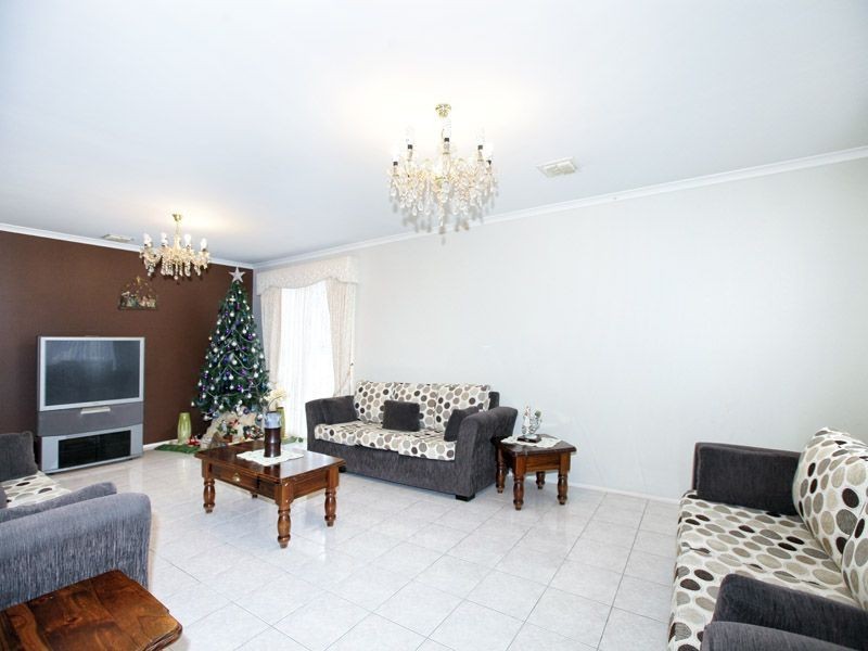 18 Salween Crescent, Roxburgh Park VIC 3064