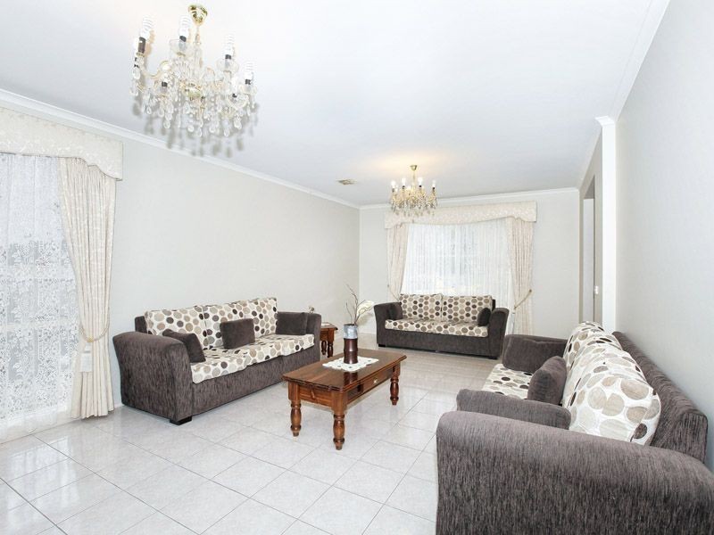 18 Salween Crescent, Roxburgh Park VIC 3064