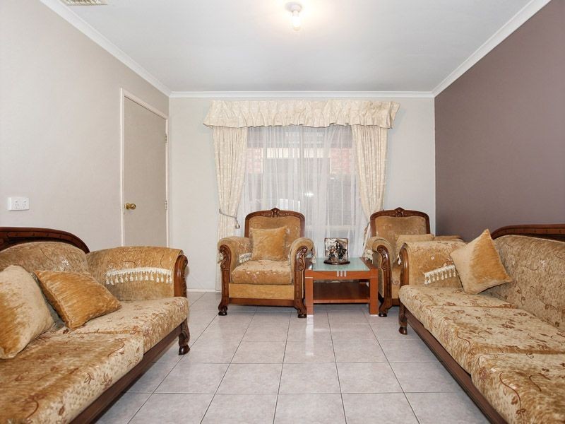 18 Salween Crescent, Roxburgh Park VIC 3064