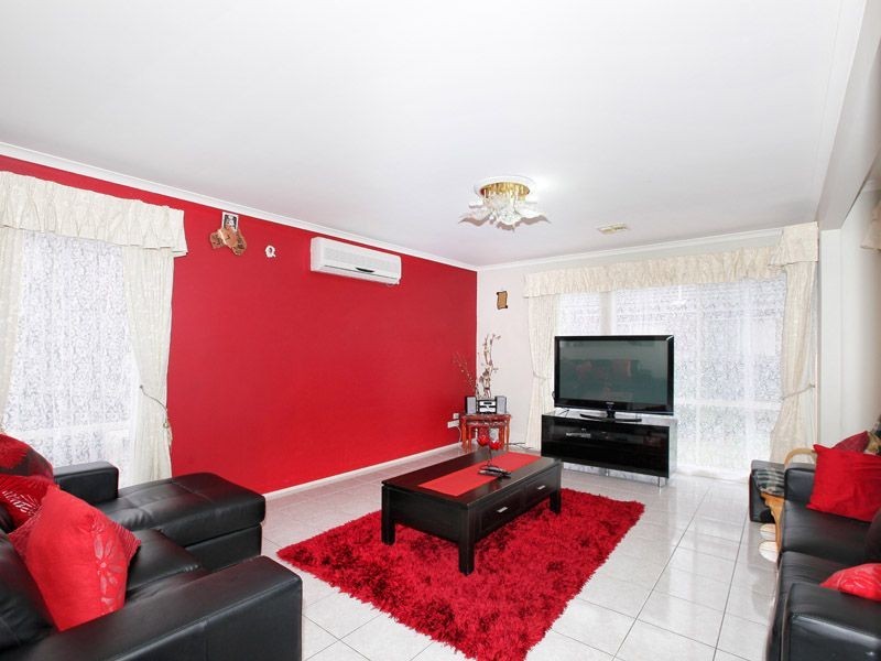 18 Salween Crescent, Roxburgh Park VIC 3064