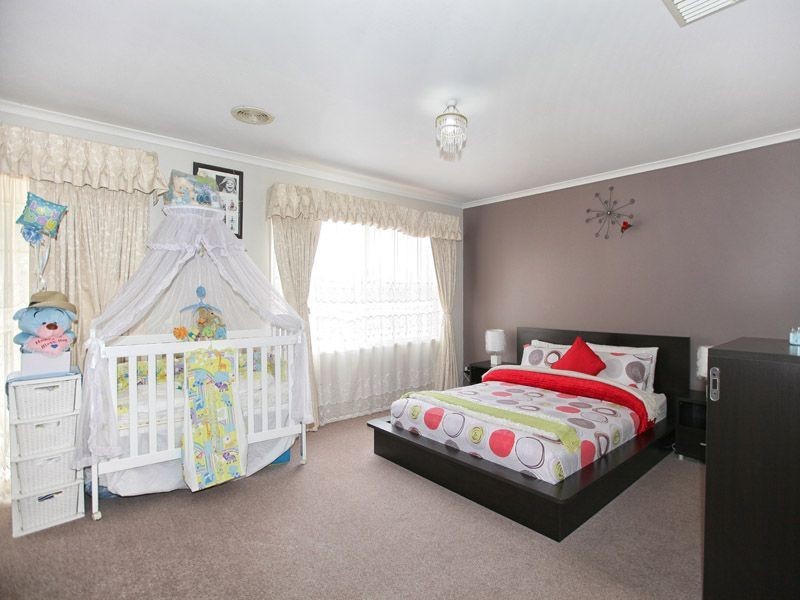 18 Salween Crescent, Roxburgh Park VIC 3064