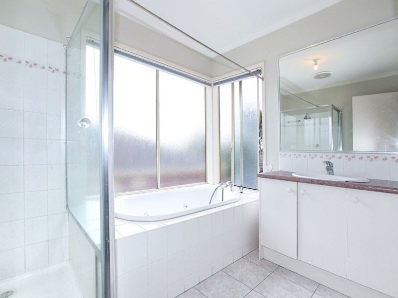 18 Salween Crescent, Roxburgh Park VIC 3064