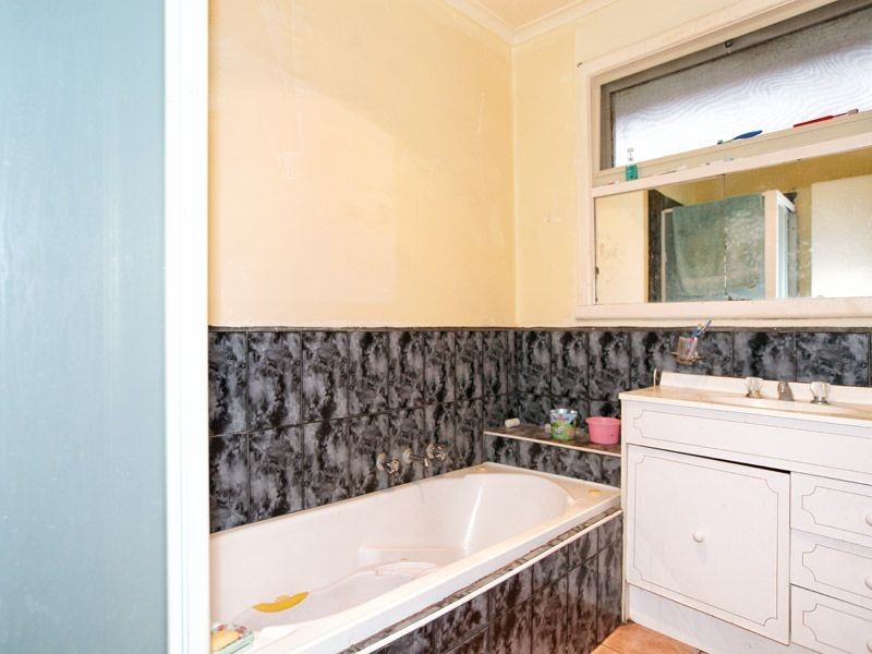 13 Selwyn Avenue, Craigieburn VIC 3064