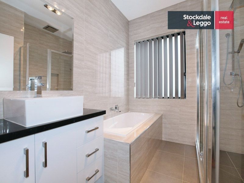 33 Kalorama Street (Greenvale Lakes), Roxburgh Park VIC 3064