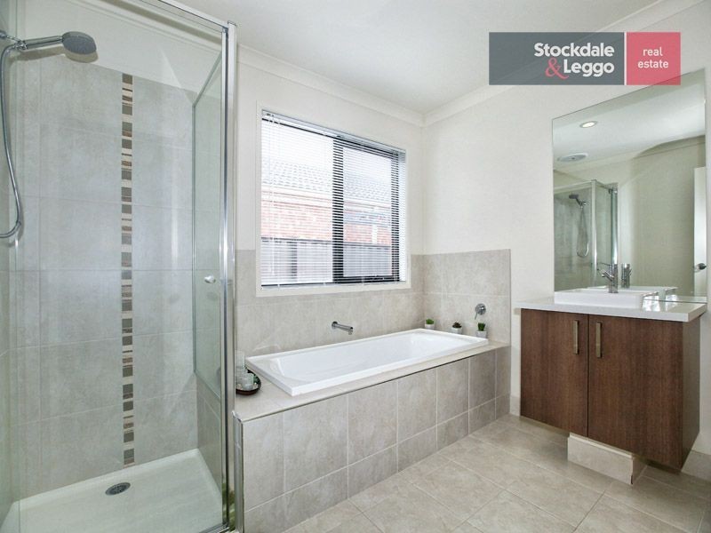 64 Biltmore Crescent, Roxburgh Park VIC 3064