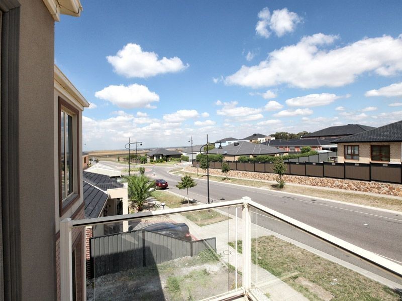 23 Lysterfield Drive (Greenvale Lakes), Roxburgh Park VIC 3064