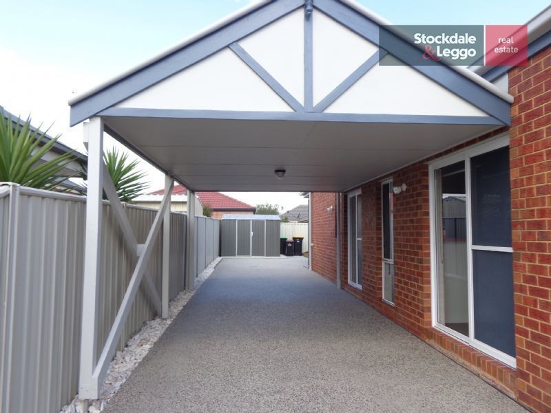 61 Edgbaston Parade, Caroline Springs VIC 3023