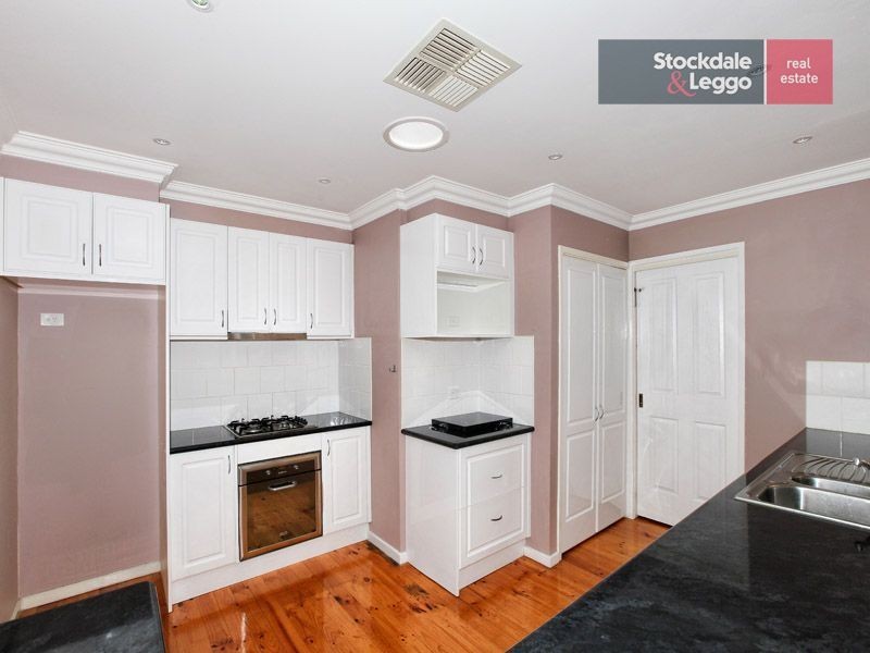 11 Barclay Close, Gladstone Park VIC 3043