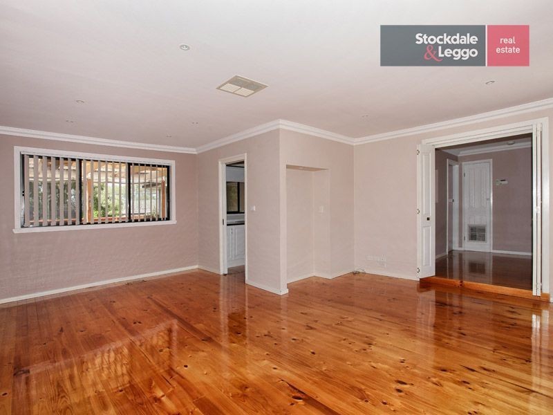 11 Barclay Close, Gladstone Park VIC 3043