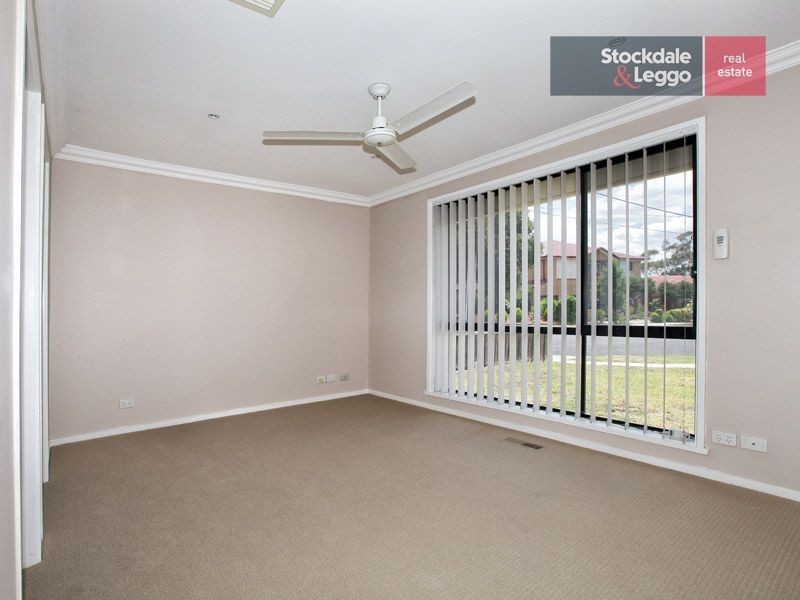 11 Barclay Close, Gladstone Park VIC 3043
