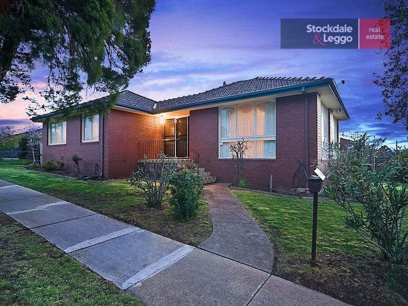 32 Snaefell Cres, Gladstone Park VIC 3043