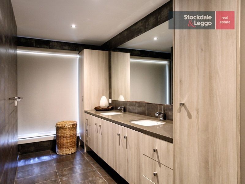 2 Adelie Court, Roxburgh Park VIC 3064