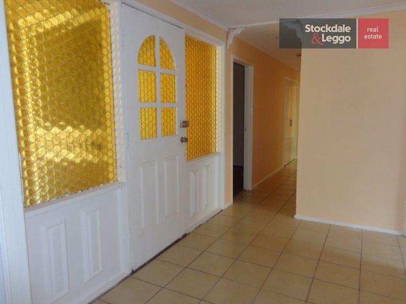 29 Henley Dr, Gladstone Park VIC 3043