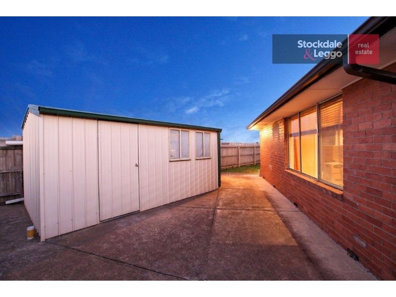 5 Milton Place, Gladstone Park VIC 3043