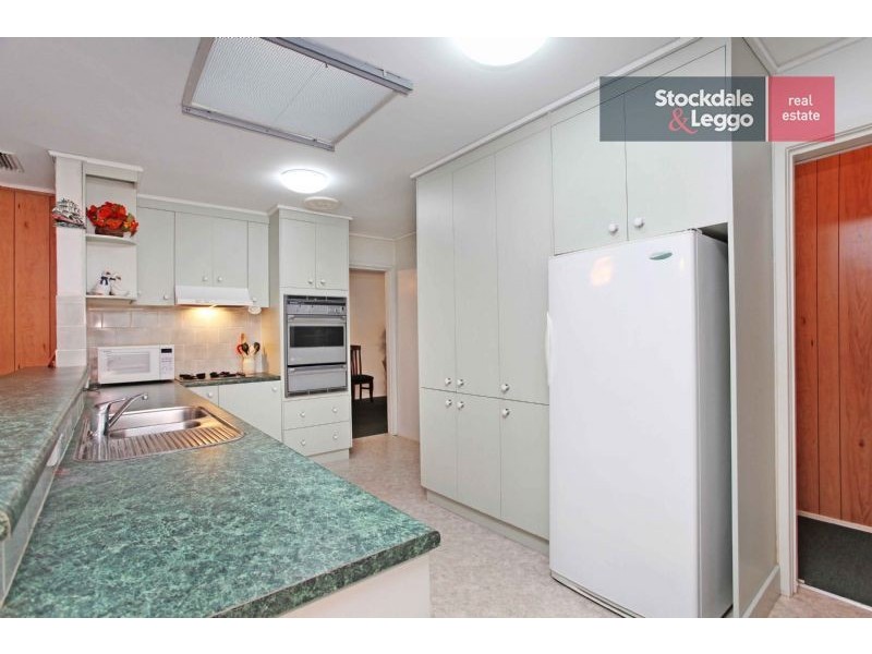 36 Aylesbury Cres, Gladstone Park VIC 3043