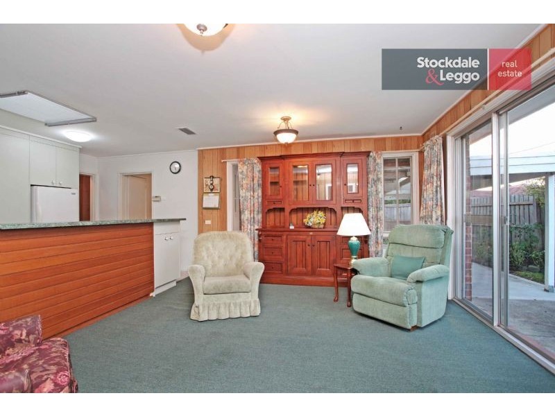 36 Aylesbury Cres, Gladstone Park VIC 3043