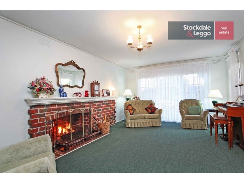 36 Aylesbury Cres, Gladstone Park VIC 3043