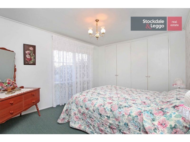36 Aylesbury Cres, Gladstone Park VIC 3043