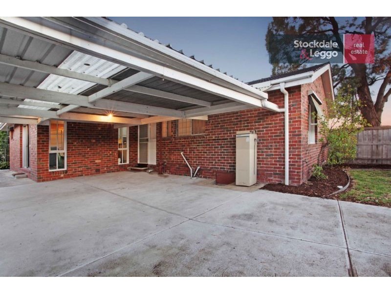 36 Aylesbury Cres, Gladstone Park VIC 3043