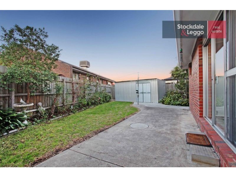36 Aylesbury Cres, Gladstone Park VIC 3043